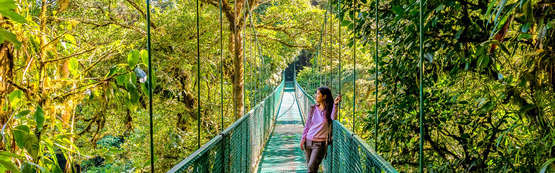 Frau auf Hngebrcke im Nebelwald Monteverde |  Simon Dannhauer, iStockphoto.com / Chamleon