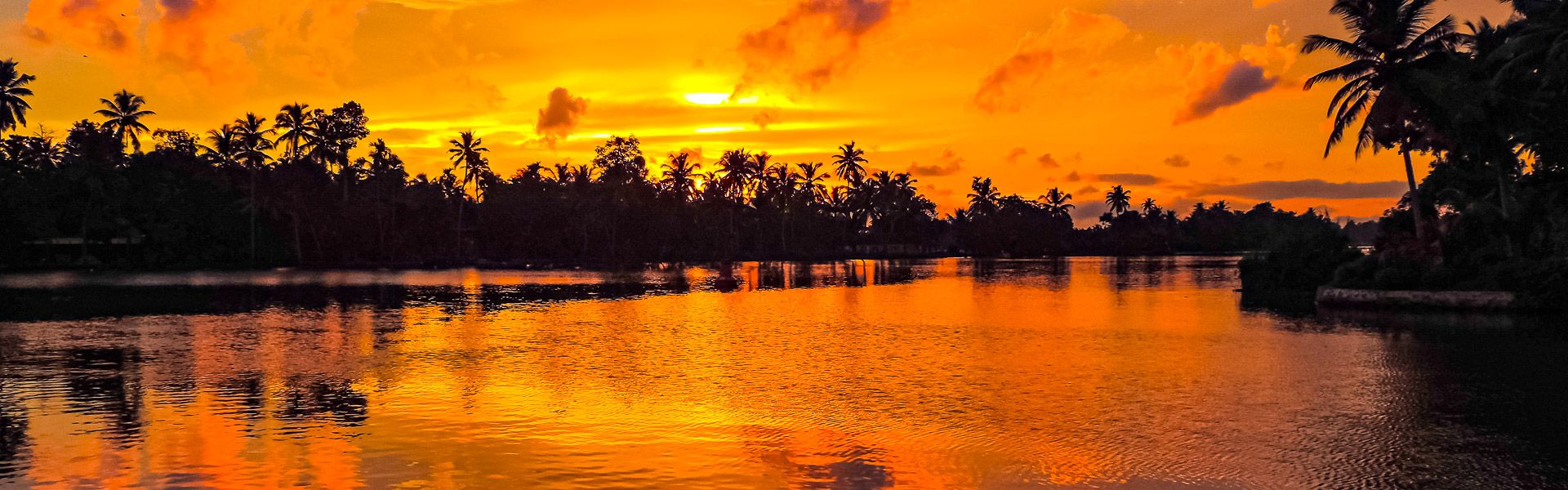 Sonnenuntergang ber den Backwaters |  Volker Schlagheck / Chamleon